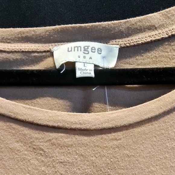 Umgee - Tan/Wht s/s twisted bottom tee. - Picture 6 of 6